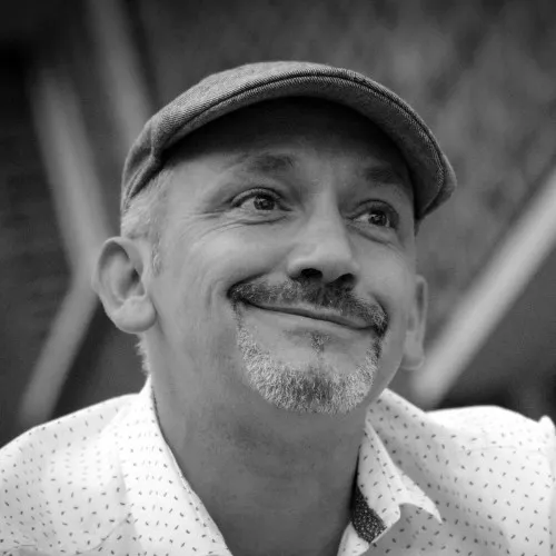 Portrait d'Henri Dubus avec un béret et une chemise à poids fins qui regarde légèrement vers le haut